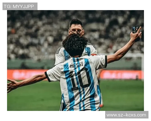 足球明星因激动情绪飞踢球迷引发热议球场安全问题再度被关注